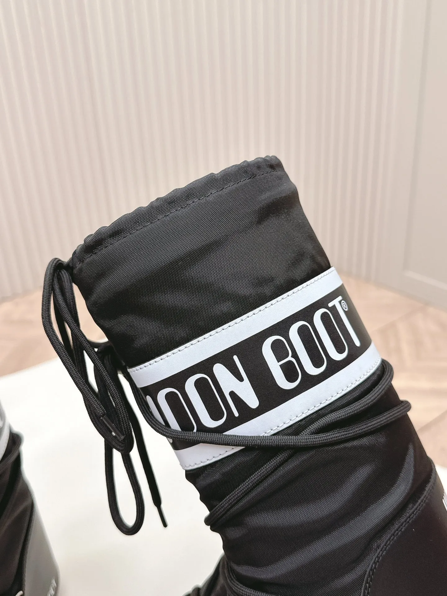 Men's men's shoes pP620! Fabric high boots Moon Boot 24ss The latest snow boots series for autumn and winter... Ugly snow short boots Forget UGG, fashionable people are wearing Moon Boot snow boots. If you find it difficult to accept the revival of UGG, now there is a more alternative snow boot that is back. It is 4 cm taller, that is the Moon Boot. It was already very popular in the millennium. Paris Hilton, Victoria Beckham and other celebrities often wore it, and now the Y2K trend is popular again. The same QQ show outfit worn by young children. The ugly snow boots that have been shown by thousands of people have become popular again. They are not distinguished between men and women. They look slim and warm and easy to wear. Fabric: 70% cotton and 30% plastic. Lining: 100% silk cotton liner. Feet: 100% silk cotton liner. Outsole: thermoplastic rubber. Bottom thickness: 4cm. Size: #35-41 (41 customization is not returnable).